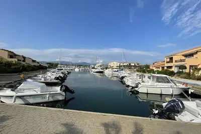 Image de T3 calme avec terrasse, clim et parking proche plage