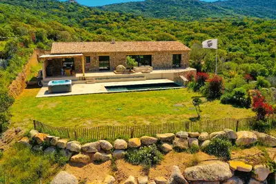 Image de La Villa Immortelle est une authentique Bergerie Corse pour 8 personnes.