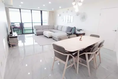 Image de 100 % ocean front view. private beach in tamuning!