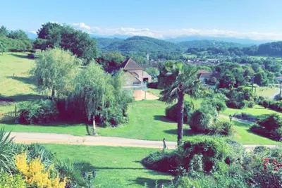 Image de Maison vue sur les Pyrénées avec piscine
