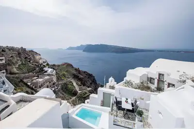 Image de Authentic Cycladic Cave Villa | Outdoor Hot Tub | Caldera, Sunset & Sea View
