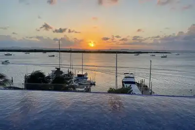 Image de Fantastic views in this new Penthouse with pool. Min. from downtown on water