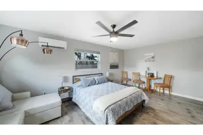 Image de Beautiful, spacious studio apartment.