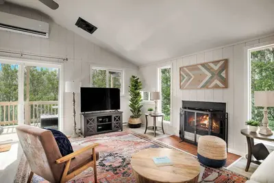 Image de Modern Cabin w Hot Tub, Wifi & Huge Deck!