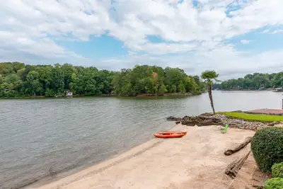 Image de Huge Lake Mansion w/ Beach + 2 Great Rooms + Movie Thtr + Dock + Boat Avail