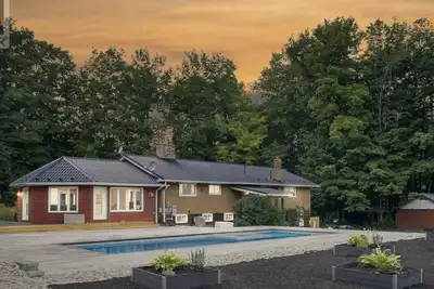 Image de Luxury Cottage on 8 Acres of Greenery w/ Pool & Games Room!