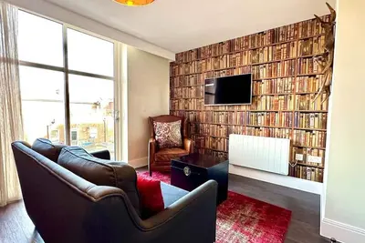 Super Trendy Apartment - Free Parking & Fast WiFi