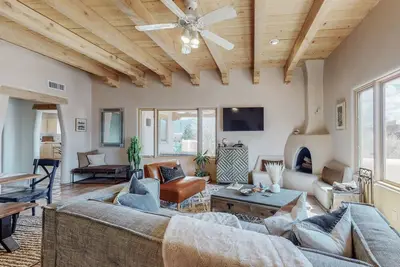 Image de Corrales Hacienda with Mountain Views - High Desert Retreat!