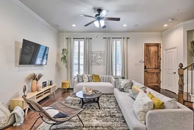 Image de Luxe Irving Townhome 15 Mi to Downtown Dallas