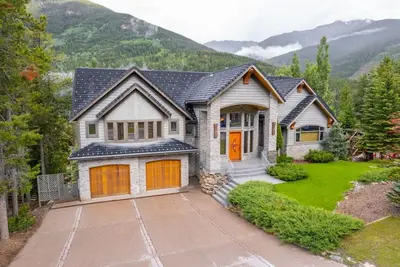 Image de Iconic Eagle Lodge | Pool + Private Hot Tub | Ski In/Out – Closest House to Hill
