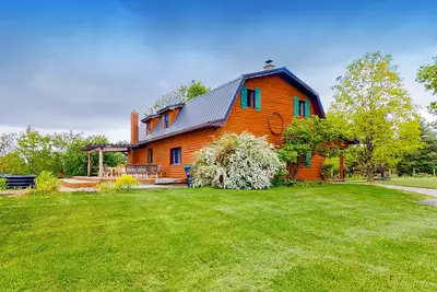 Image de Relaxing dog-friendly water-view cabin with firepit, deck, grill, & full kitchen