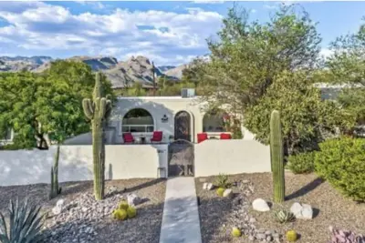 Image de Single Level Sabino Sanctuary Courtyard, 2 Car Garage, Renovated 2-2024