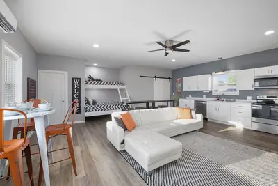 Image de Gorgeous New 1 bd condo - 5 Min to Branson Landing