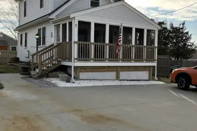 Image de 2 Story Beach House with full screen porch - Short walk to beach