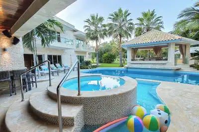 Image de Private 9-Bedroom Entertainment Estate: Sky Lounge, Spa & Resort Pool + Bonus