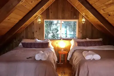 Image de Cedar A-Frame with sunset views over the cove