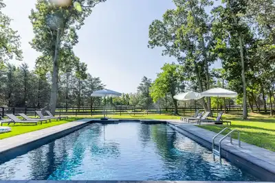 Image de Modern farmhouse w/ heated pool, beach, horses and winery in heart of North Fork