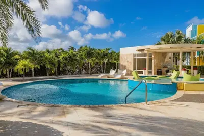 Image de Ground Level Condo 2br 2ba w/ Pool Access & Gym