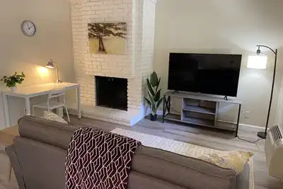 Image de Cozy 1k & 1q / 1b, 5 minutes walk to downtown