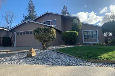 Image de Suburban retreat, pool/hot tub, near labs and wineries