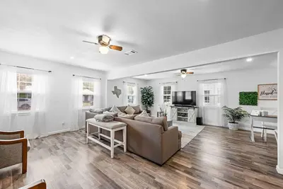Image de Luxurious Modern Farmhouse 3br/2ba