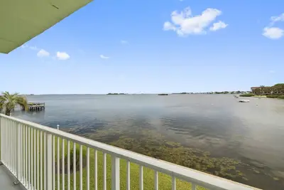 Image de Watch Dolphins & Sunsets from Your Private Porch! Waterfront Condo Heated Pool, Bbq, Pier, Clubhouse