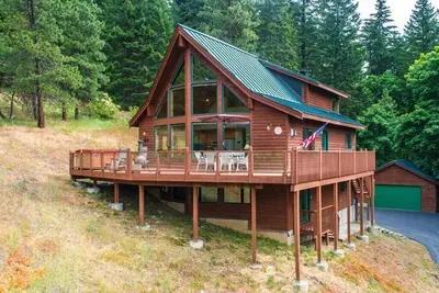 Image de Secluded Haven: Cabin w/beautiful mountain & lake views, hot tub & game room \n
