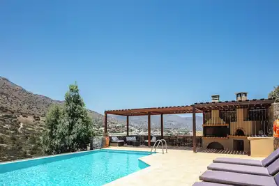Sea views, short drive to the beach and shops!