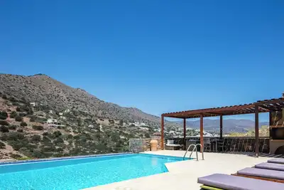 Sea views, short drive to the beach and shops!