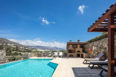 Sea views, short drive to the beach and shops!