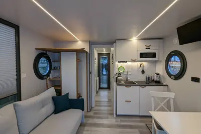 Image de Zentral Gelegene Schwimmende Ferienwohnung mit Wasserblick