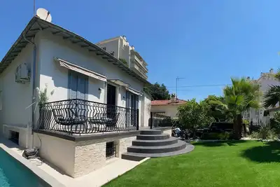 Image de Maison avec piscine et jardin en ville au calme