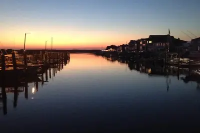 Image de \"Charming Bayfront Cottage Sleeps 6, Pet-Friendly, Breathtaking Views! \"