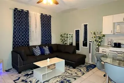 Image de Comfy apartment 2 minutes away from the beach! W/Jeep price differs!