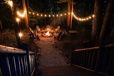 Image de Log Cabin Escape-Hot Tub for All-King Bed