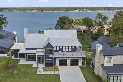 Image de Unbelievable lake or golf course views from every room!