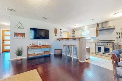 Image de Charming dog-friendly home with an enclosed yard, covered patio, W/D, & Ac