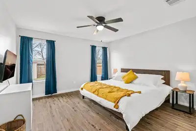 Image de Modern home w/ garage, big yard, pool 4 mins away!