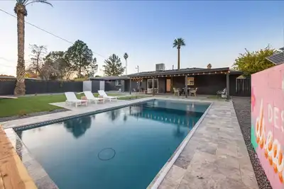 Image de Modern 4 Bedroom Oasis with a Heated Pool