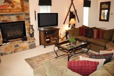 Image de Seven Springs Woodridge 4 Bedroom Premium Condo, Sleeps 10, Deck with Mountain Views by RedAwning