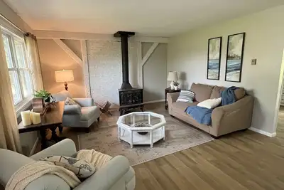 Image de Remodeled Modern 4br Avon Home with 3 Living Rooms on Large Private Lot/Farm