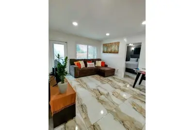 Image de Be Our Guests! Cozy 3/2 w/ Oversized Yard Awaits