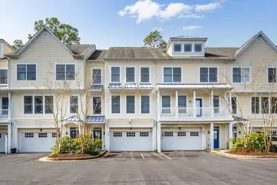 Image de 🏖️ Spectacular and Spacious Townhouse in Resort Community