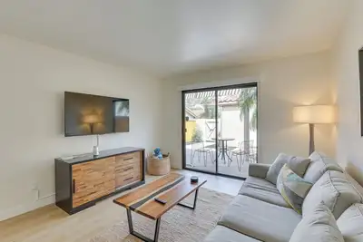 Image de Bright Townhome in Carlsbad 1 Mile to Beach!