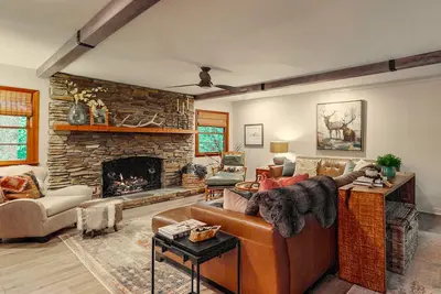 Image de Designer Cabin in Highlands, Nc – Luxe Outdoor Living - Pet-Friendly Retreat