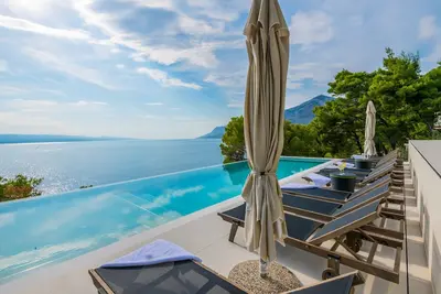 Image de Beautiful Seafront Split Villa | 9 Bedrooms | BellaMar Vista Retreat | Large Heated Infinity Pool & Jacuzzi | Makarska