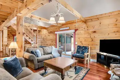 Image de Dog-friendly cabin on expansive land with a firepit, grill, game room, & W/D