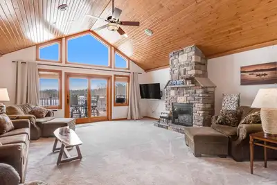 Image de Lakeside condo with scenic balcony overlooking replica of Augusta 16