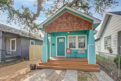 Image de Cozy, Modern Bungalow in the Heights!