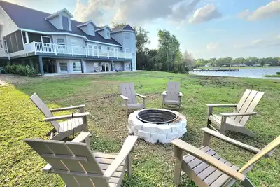 Image de 9 Bed/Sleeps 25 Waterfront Home on Lake Josephine